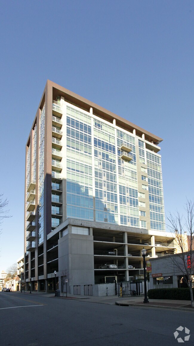 Foto principal - 300 E 3rd St