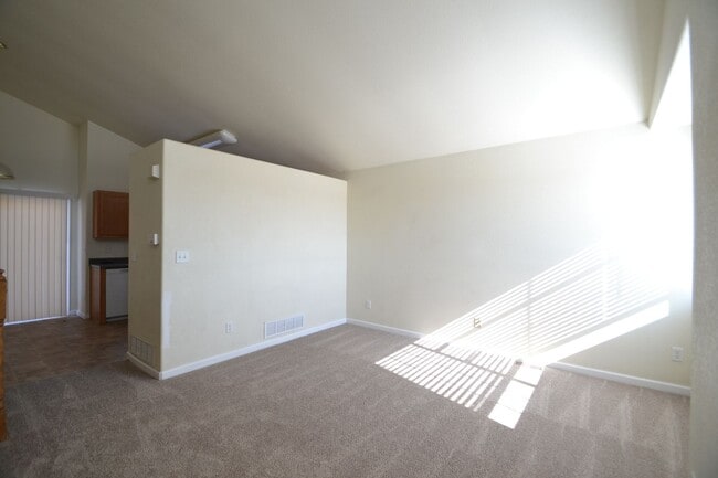 Building Photo - 4 Bed 3 Bath with 3 car garage - Available...