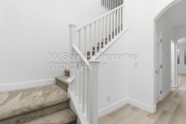 Foto del edificio - SW!! 2 Story 3 bedroom, 2 car garage!!! All Luxury Vinyl Plank flooring downstairs!!! Water condi...