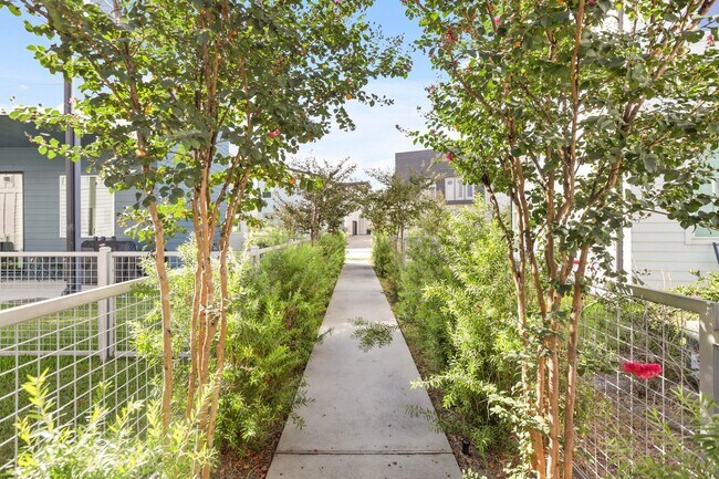 Foto del edificio - 9818 Mocking Bird Hill Ln