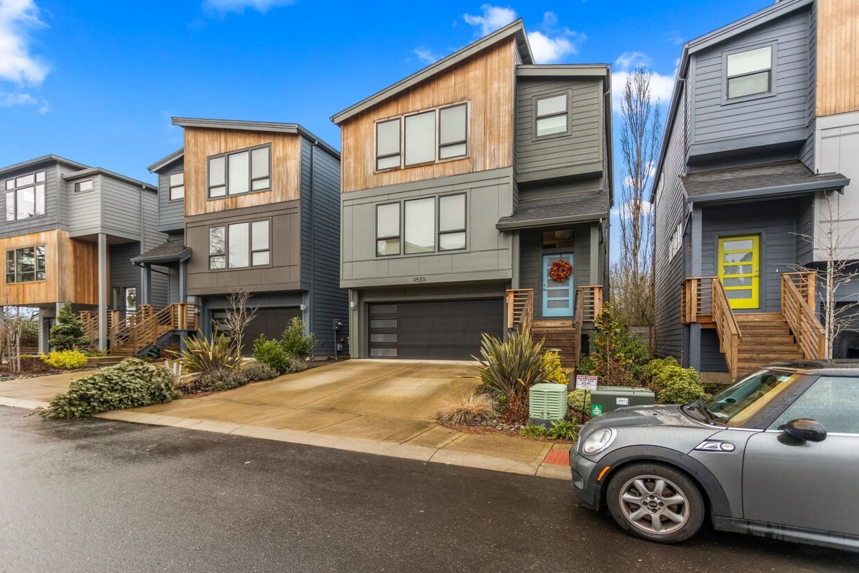 Primary Photo - Available 4BR/4BATH Modern Home near Ash C...