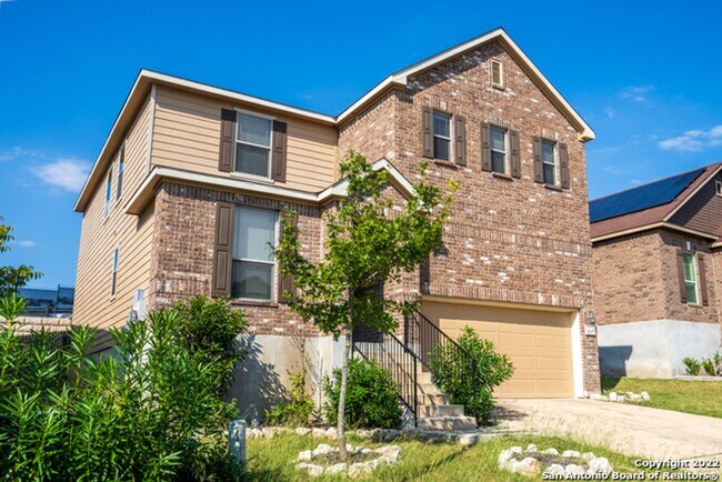 Foto del edificio - Comfortable Living in a Gated Community Near It All