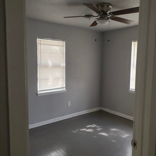 Foto del edificio - 2106 Brantley Ave