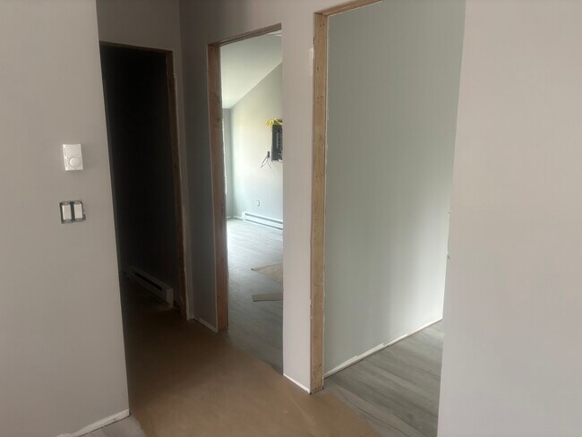 Building Photo - 10 Long Hill Rd