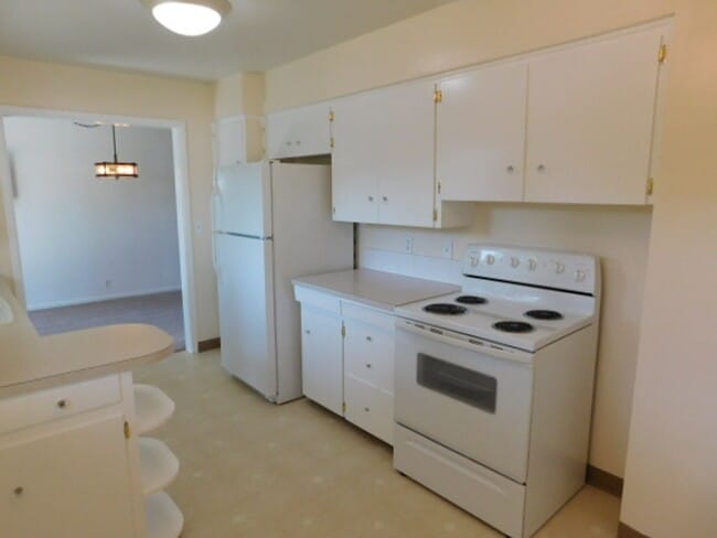 Building Photo - 750 Menlo Dr N