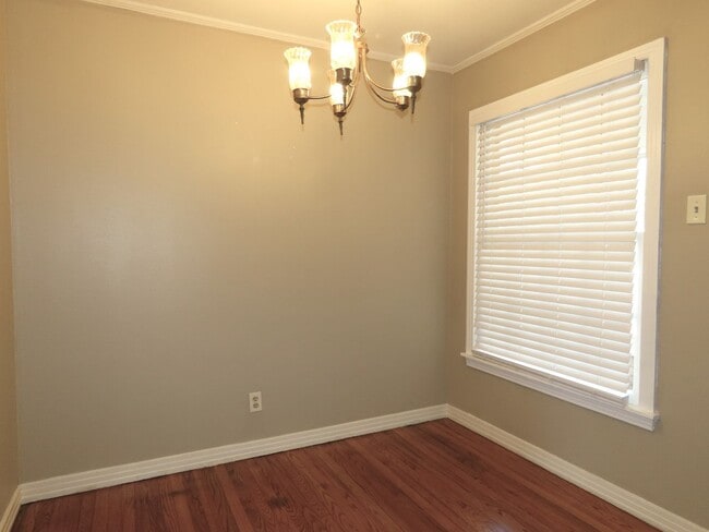 Building Photo - Lovely Updated 3 Bedroom, 2 Bath House in ...