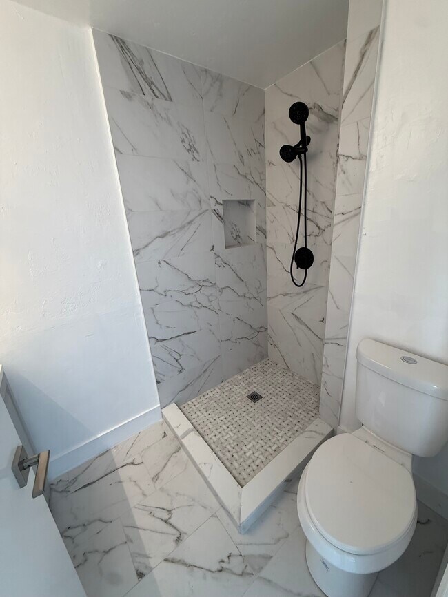 Foto del edificio - 1290 Highlands Dr