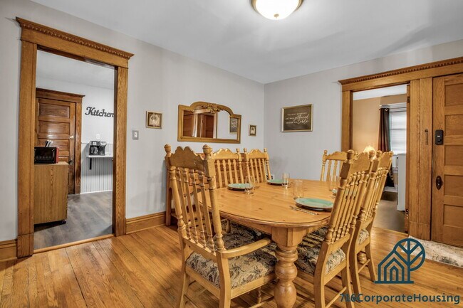 Foto del edificio - Furnished 3-Bedroom Upper Apartment on Bird Ave