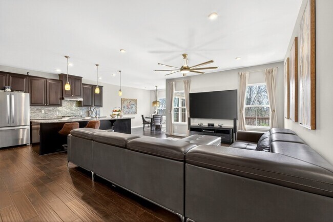 Foto del edificio - 6794 Falls Ridge Ln