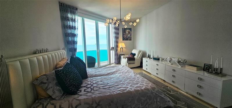 Foto principal - 15901 Collins Ave