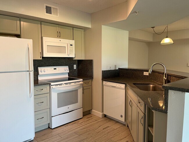 Foto del edificio - GORGEOUS 1 BEDROOM WITH WATER VIEWS IN PORTOFINO AT JENSEN BEACH