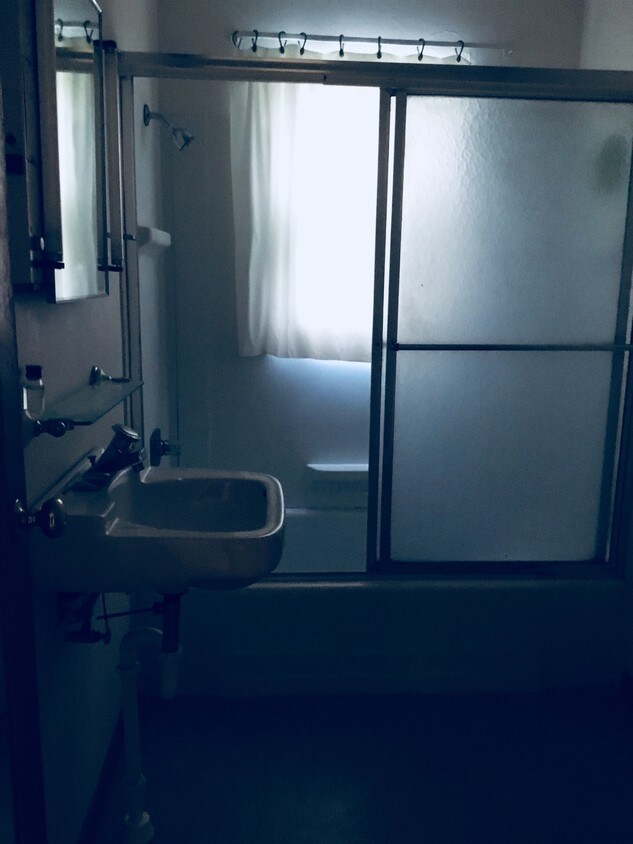 Bath - 204 W Hunt Ave