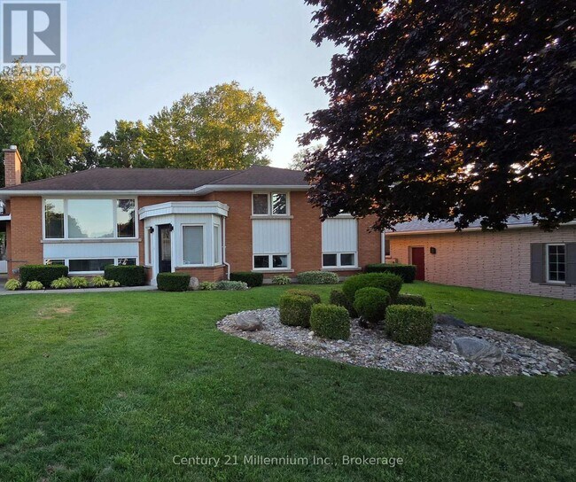 Building Photo - 398 Kingsway St