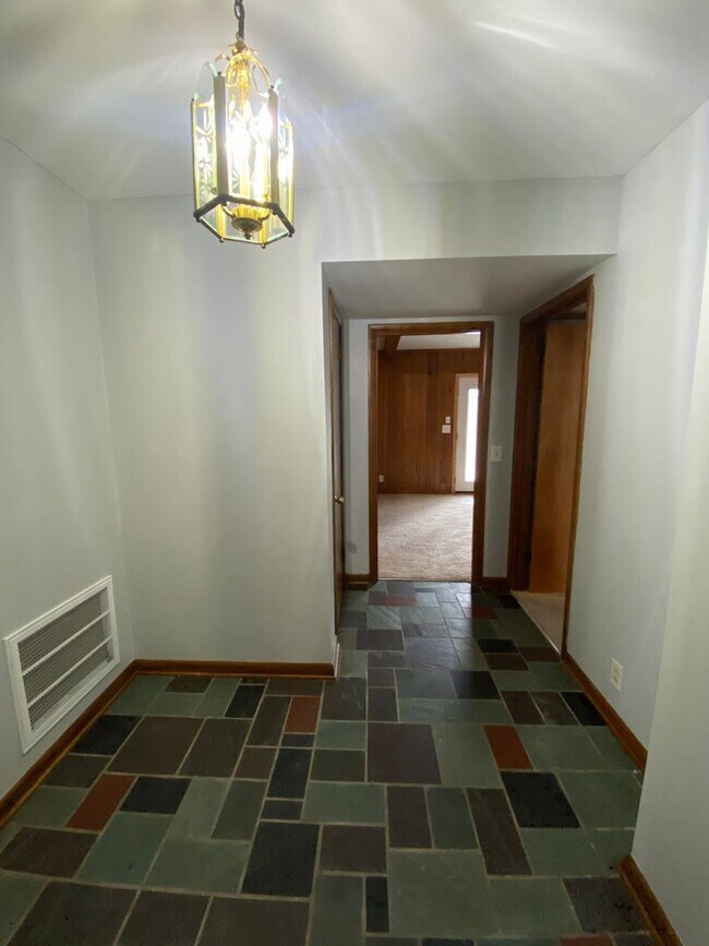 Foto del edificio - 4 br, 2 bath House - 319 E Northfield Blvd.
