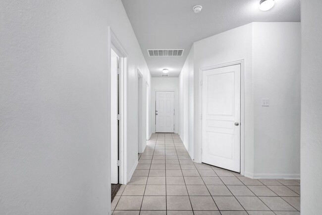 Building Photo - Elegant Single-Story Home with Four-Season Porch