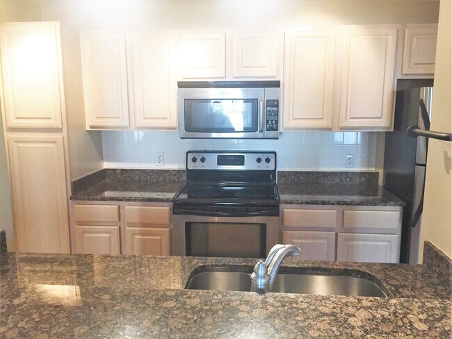 Building Photo - Beautiful 3 bedroom 2 Bath Townhome