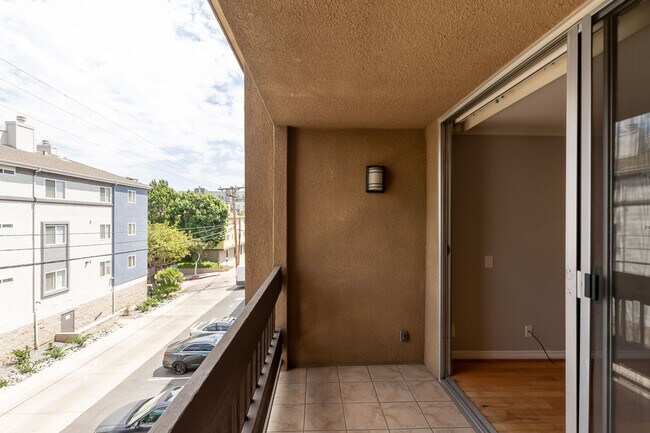 Building Photo - *!* $500 OFF 1ST MONTH'S RENT!!! GREAT LOC...