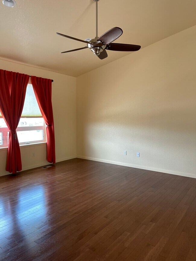 Foto del edificio - 422 Storm Ridge Dr