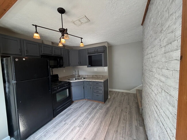 Building Photo - Charming 3-Bedroom Apartment in the Heart of Jeffersonville   All Utilities Included