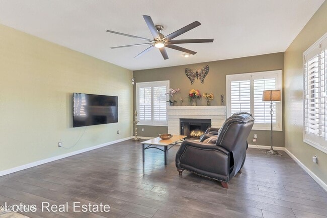 Building Photo - 5 br, 3 bath House - 12 W Vera Ln.,