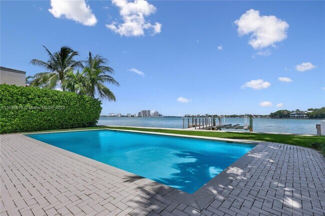 Foto del edificio - 6050 N Bay Rd