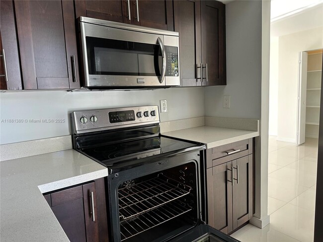 Foto del edificio - 10001 W Bay Harbor Dr