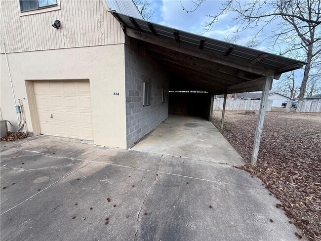 Building Photo - 624 W Post Rd