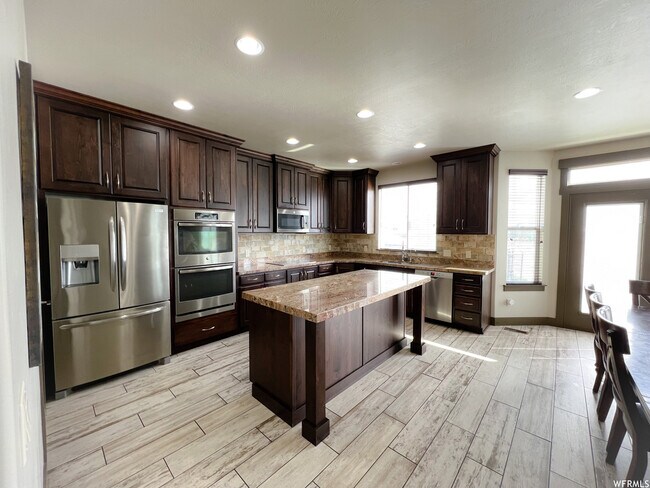 Building Photo - 92 N Eden Way