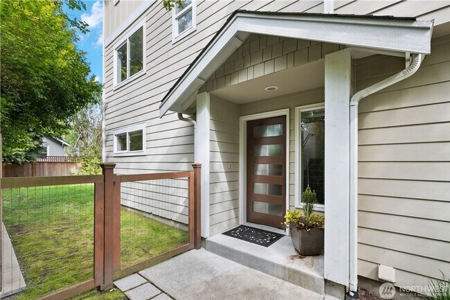 Foto del edificio - Lower Phinney-Whittier Heights spacious 4 bedroom house + 2-car garage