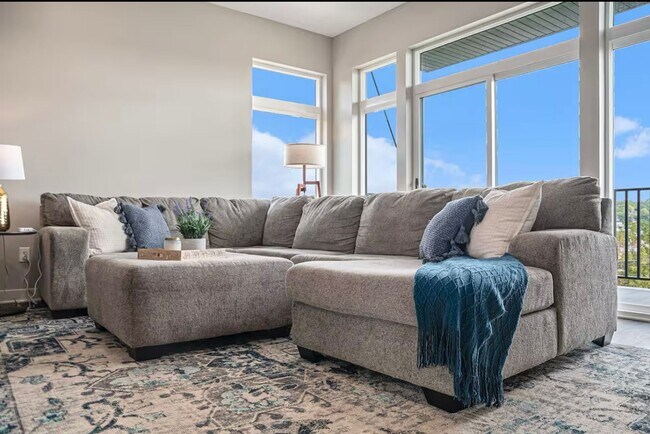 Foto del edificio - Fully Furnished 2 Master Suites | Luxe Townhome Near UNMC