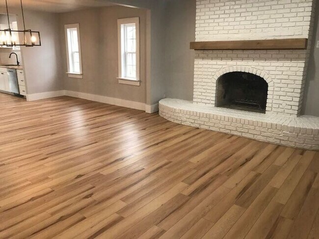 Foto del edificio - Updated Home - Wood Floors