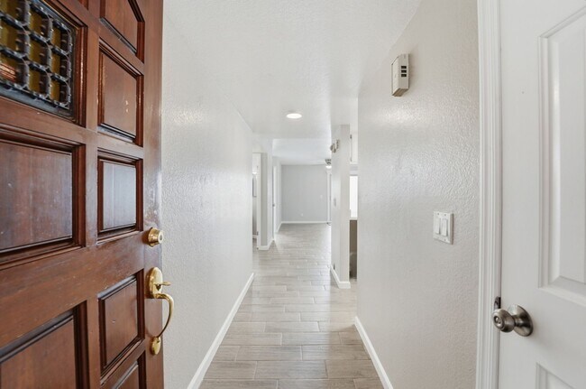 Foto del edificio - Central Phoenix Gem! Private Patio, Gated, Pool + Underground Parking