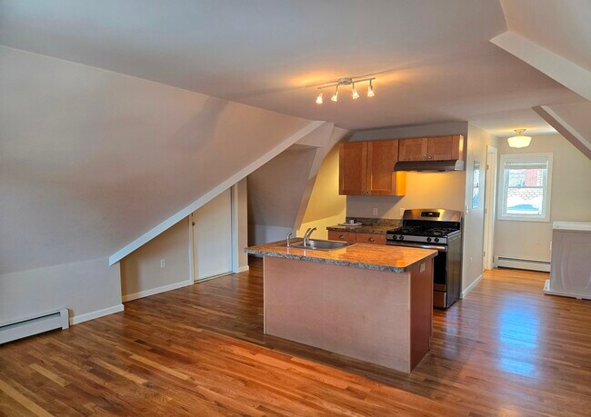 Building Photo - 674 Main St