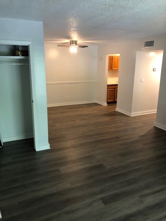 Foto del edificio - 6519 W Newberry Rd