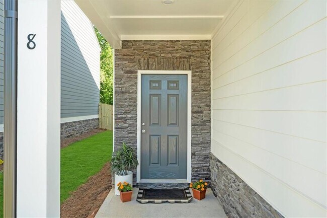Foto del edificio - 8 Shelter Ln W