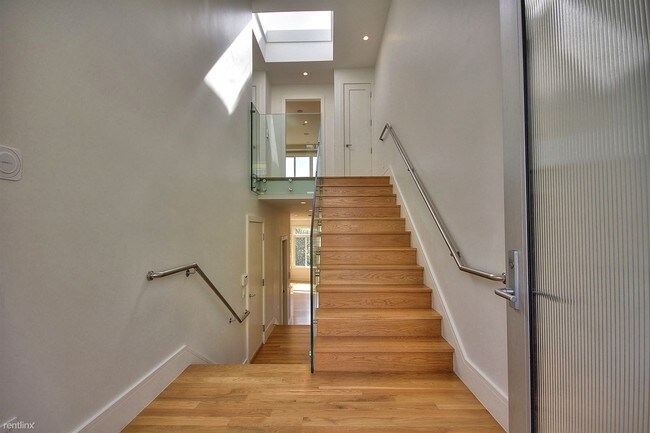 Building Photo - 203 Los Palmos Dr