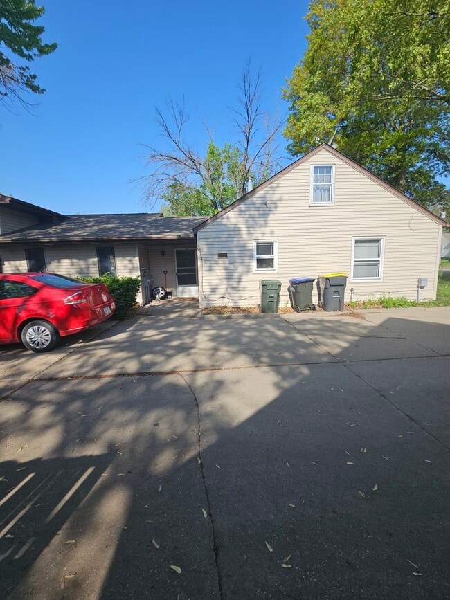 Entry view. - 329 W Benton St