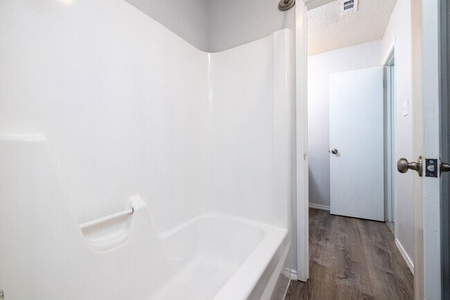 Foto del edificio - Remodeled Townhome with Granite & Stainless appliances