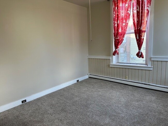 Foto del edificio - The Large 1 Bedroom 1st Floor Apartment Is...