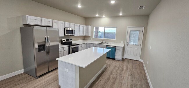Building Photo - Beautiful 3 bedroom, 2 bath home for rent