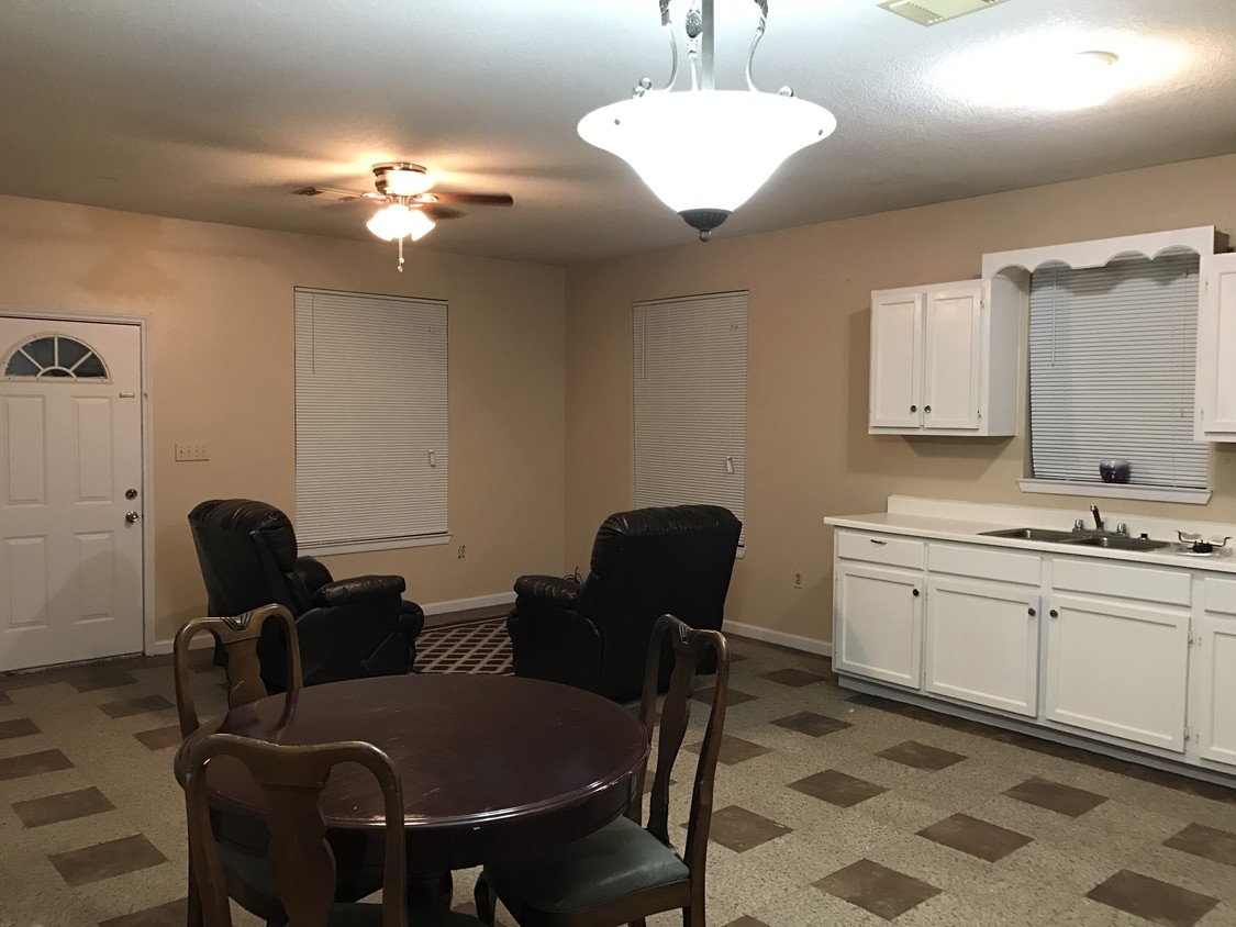 Open living room/kitchen - 10011 Epsom Rd