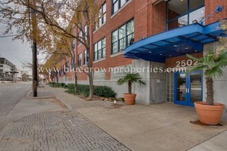 Building Photo - 2502 Live Oak St