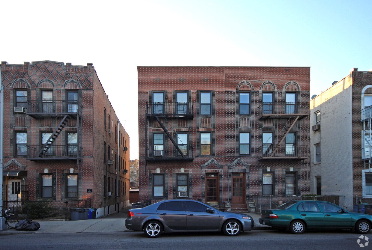 3525 Crescent St, Long Island City, NY 11106 Apartments in Long