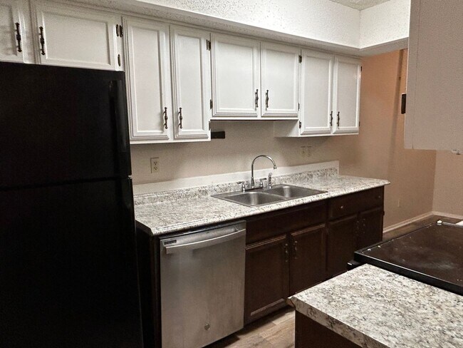 Building Photo - Charming 2 Bed, 1.5 Bath Townhouse in Lafayette!