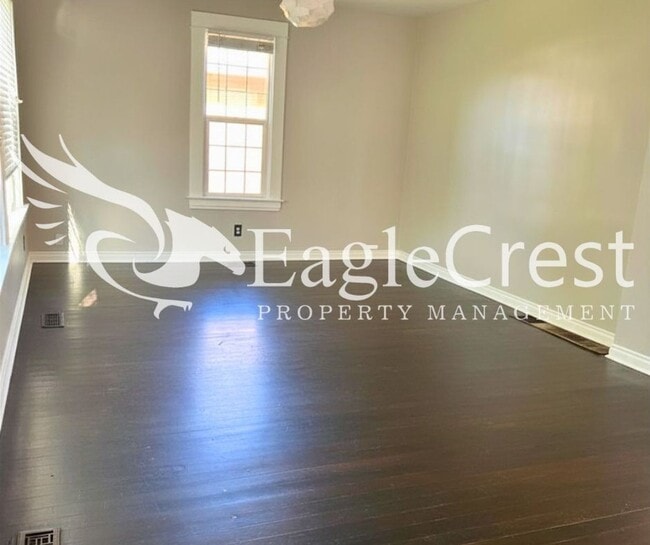 Building Photo - Charming 3BR Home with Spacious Yard & Bonus Living Space