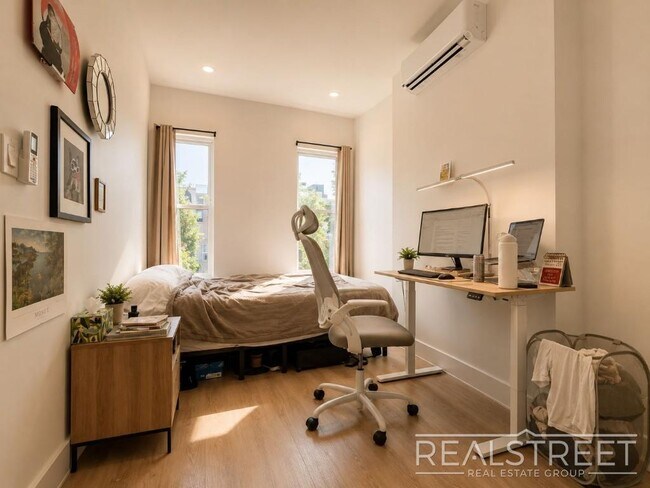 Foto del edificio - Top Floor 2 Bed in Renovated Brownstone with Washer/Dryer, Split AC & Tall Ceilings