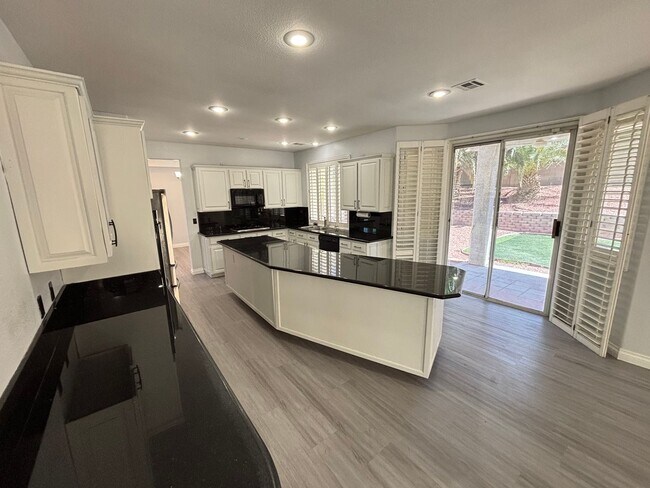 Building Photo - Gorgeous 4bed /5bath home nestled in a gre...