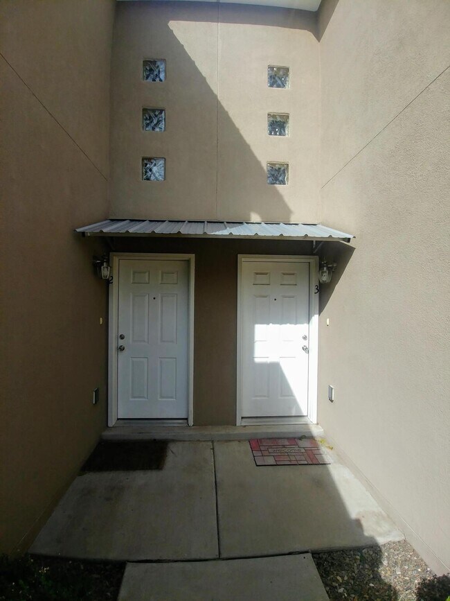 Building Photo - 900 Griegos Rd NW