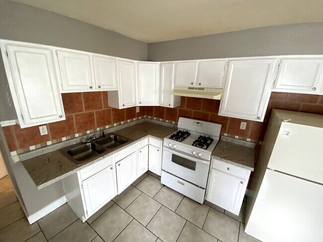 Foto del edificio - 425 Leeds Ave / RE INTEGRITY