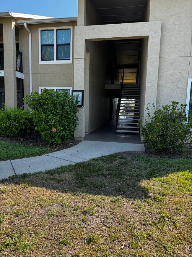 Frente - 4045 Crockers Lake Blvd